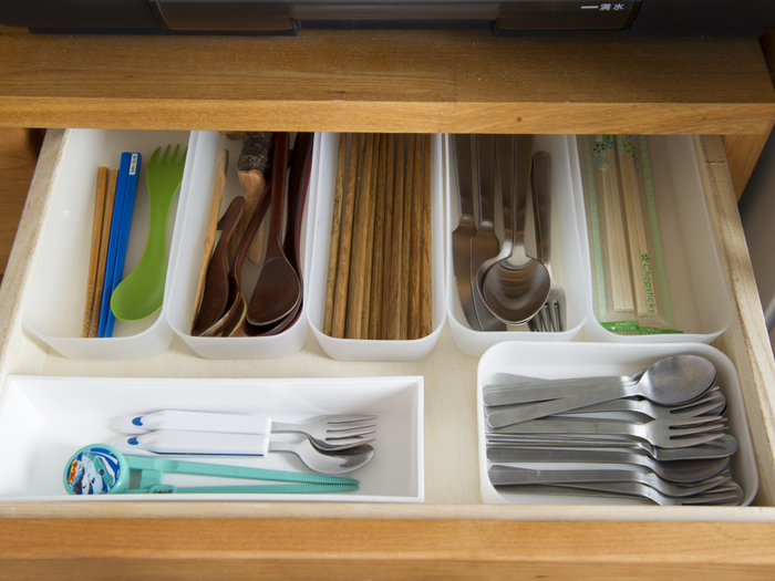 引き出し内のカトラリーは種類ごとにケースで分類