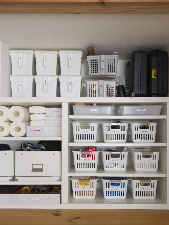 工具やストックはかごに入れて納戸を整理