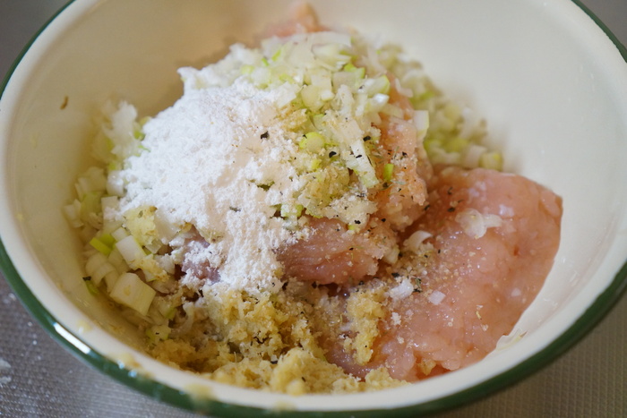 手順2.材料をボールに入れる