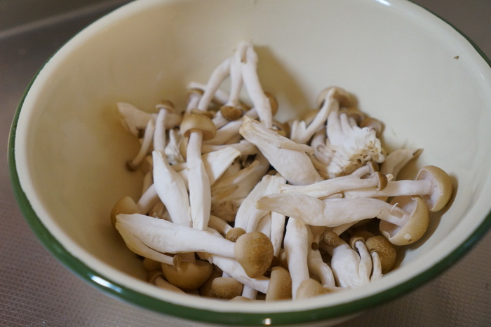 手順1.しめじは石づきをとる