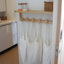 洗濯カゴをやめて洗濯物はエコバッグで吊るす