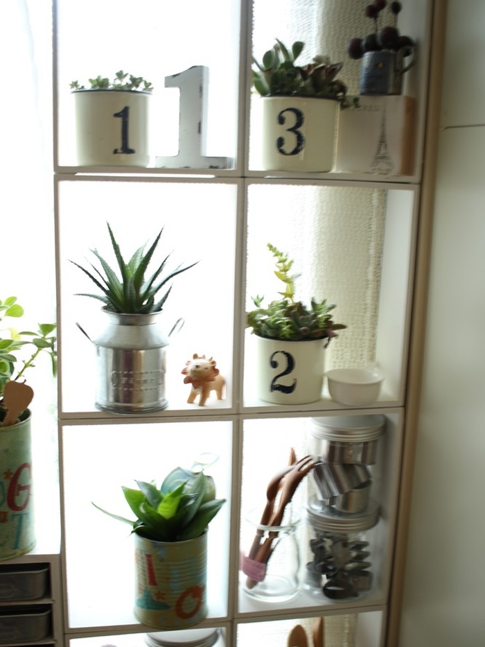 ダイソーのボックスを組立て飾り棚