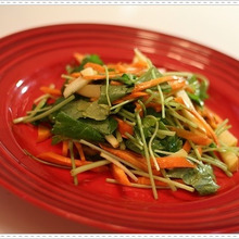 スパイスをドレッシングに!三つ葉とにんじんとりんごのサラダ☆ハニーカルダモンドレッシング☆