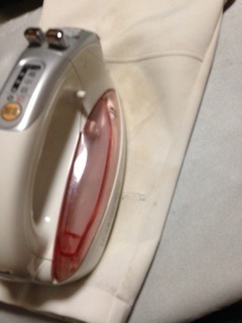 裏からゼッケンを当て、アイロンを押し当てます。