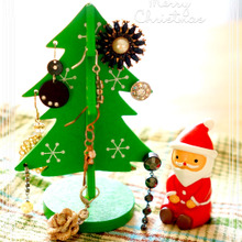 片方なくしたピアスをオーナメントに!!セリアのツリーをディスプレイ♪