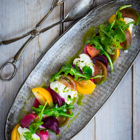 フレッシュトマトとチーズのおしゃれサラダ