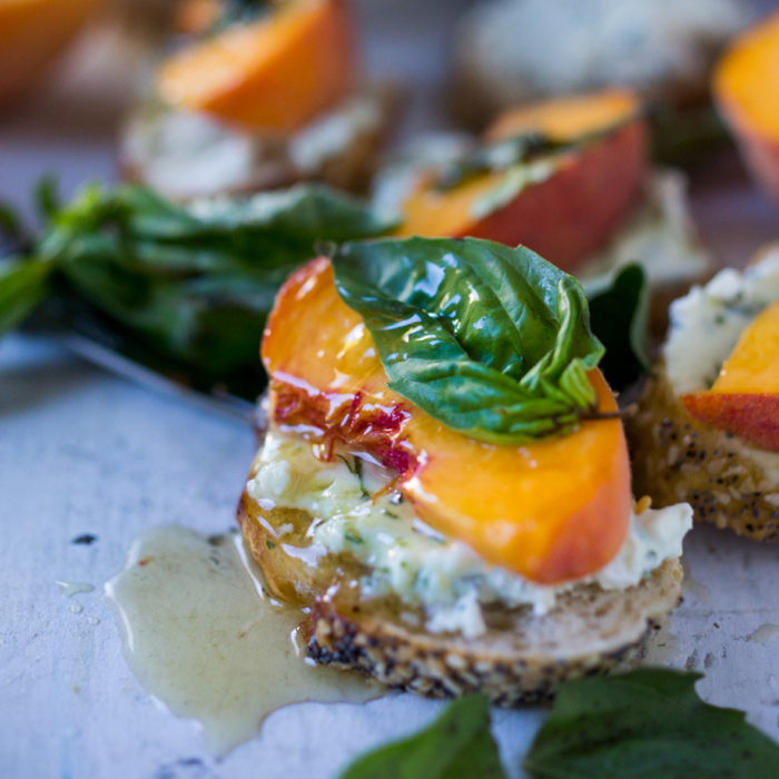 ハチミツとゴートチーズで仕上げた、桃のブルスケッタ