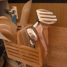 古いシステムキッチンの扉の裏を有効利用