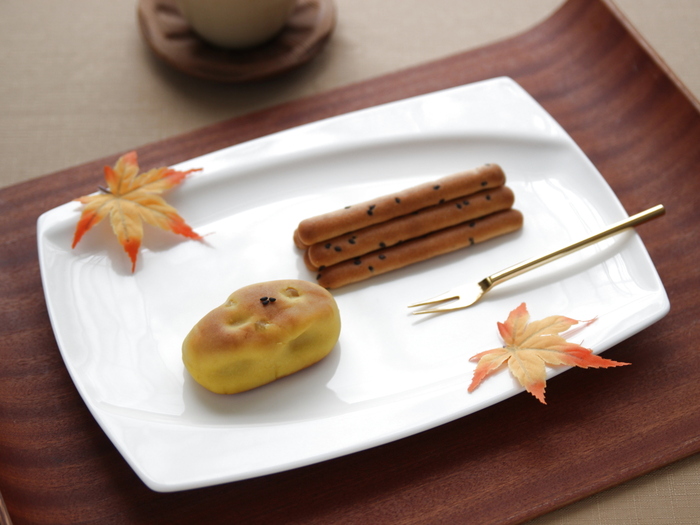 プレートの余白に紅葉を添えて秋の和スイーツに!