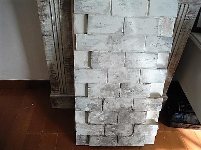 背板になんちゃってレンガを・・・