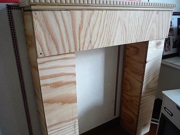 前板を貼り、天板を乗せます。