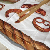 エプロンが美味しそう…パンで飾られたエプロン ショート丈