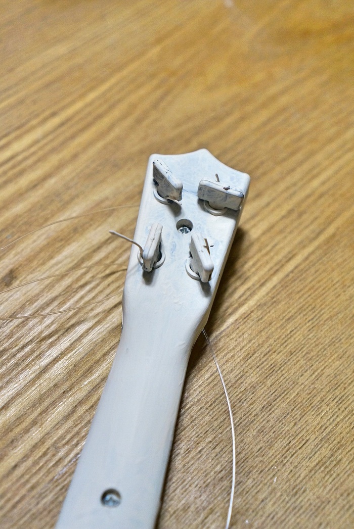 手順1.ギターの弦を外す