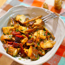 ちょっとした付け合わせに、旬のキノコとカリカリベーコンのチーズ炒め