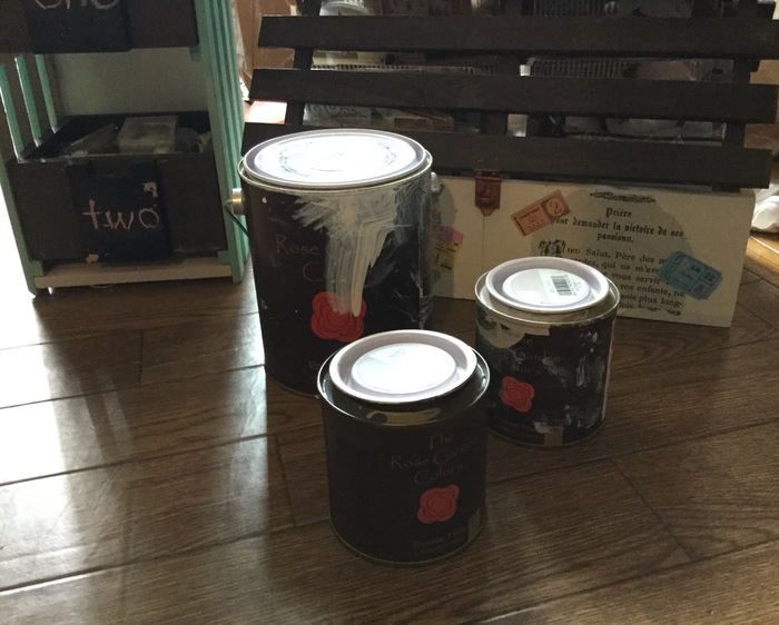 ①木箱とフレームに色を塗る。