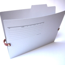 フォルダー+αで子ども部屋の書類をちょこっと置き