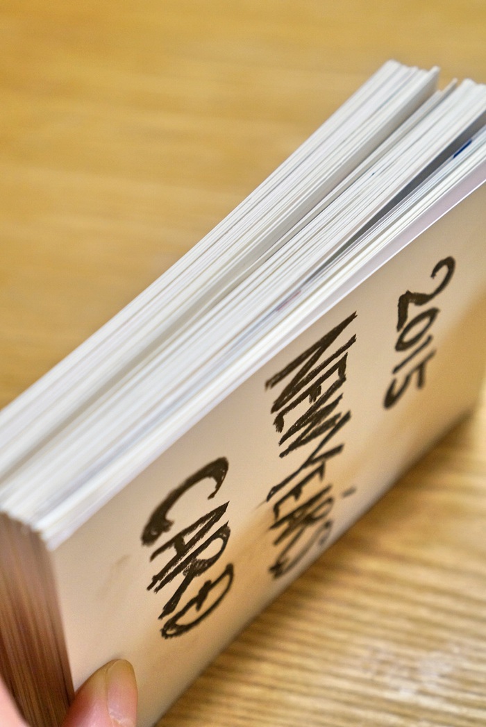 手順2.年賀状の束を縦に