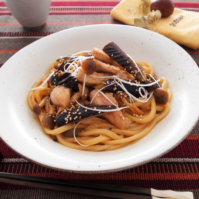 人気の“肉×麺レシピ”!「豚肉と秋野菜の味噌焼きうどん」