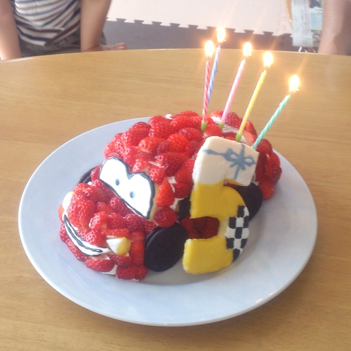 いちごのカーズで子どもが喜ぶバースデーケーキ