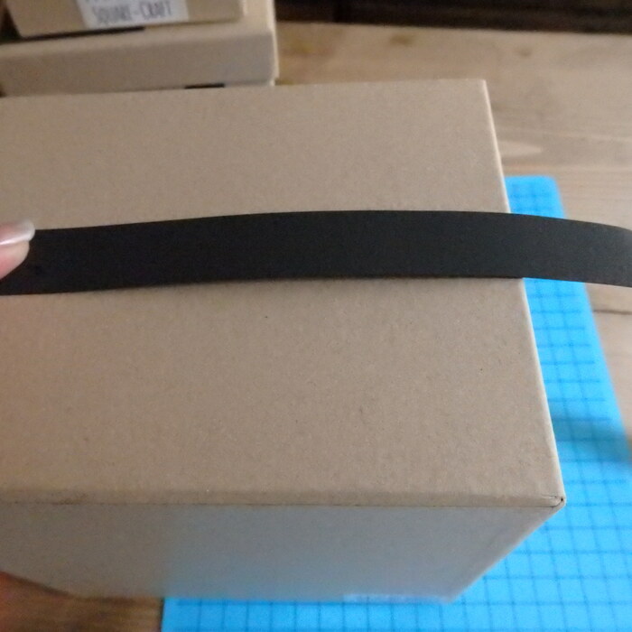 後は3つの箱の側面に短冊を貼っていく作業です。