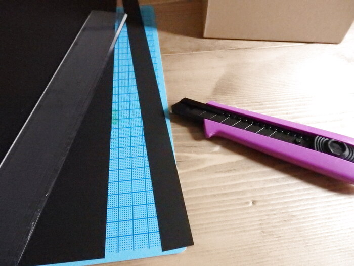 貼っていく色画用紙を準備します。