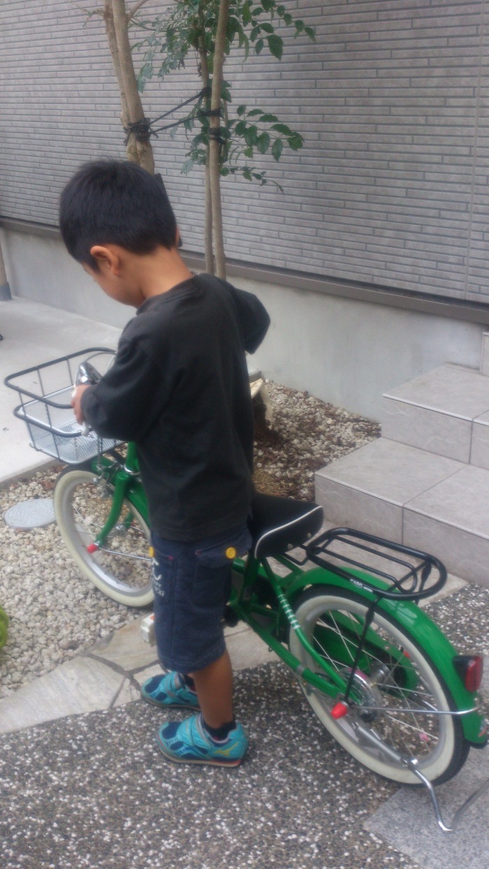 自転車をひいて歩く