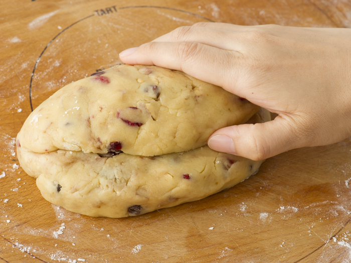 こねて成形する