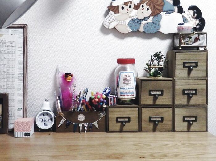 子供の学習机の整理にも100均木箱でスッキリと!(机の上)