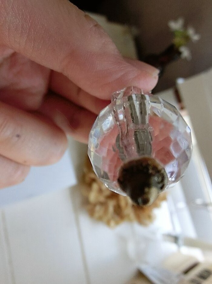 針金にビーズを通して粘土で止める。