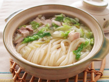 うどんが主役のアツアツひとり鍋「とろとろ白菜のコンソメ鍋」