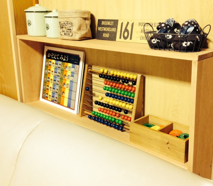 隙間活用!中にもたっぷり収納できる棚をDIY