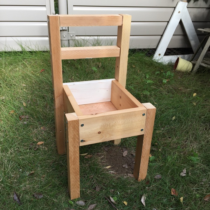 木ネジで組み立てる