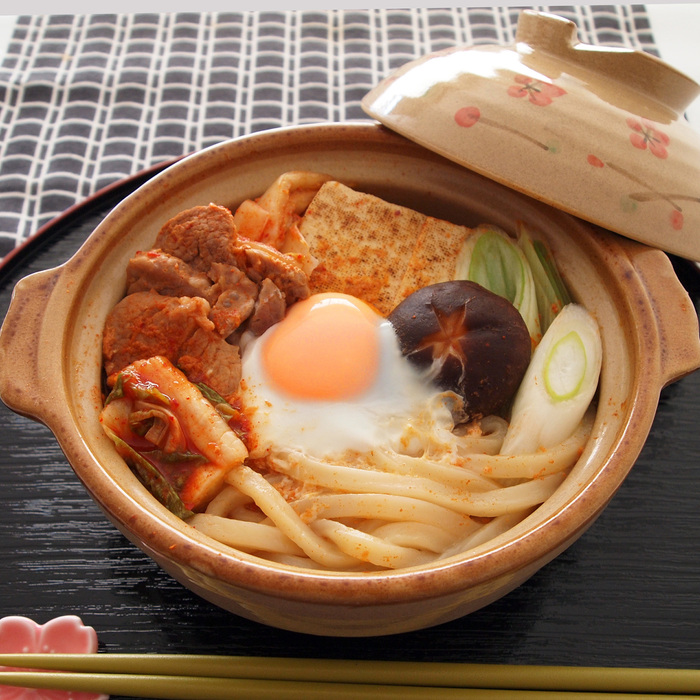 うどんが主役のアツアツひとり鍋!「豚キムチすき焼き風うどん鍋」