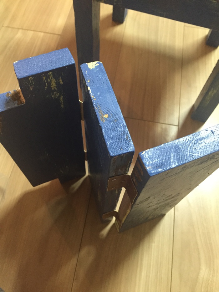 革をカットして蝶番代わりに