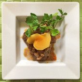 秋の味覚!柿で洋風角煮レシピ