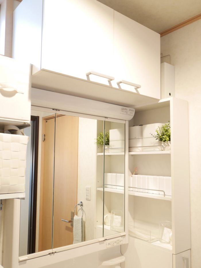 洗面所の吊戸棚　デッドスペースを活用して収納量を増やす