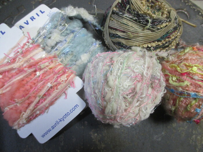 いろいろなタイプの毛糸が沢山あります。