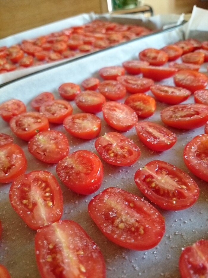 プチトマトを洗い、半分に切ります