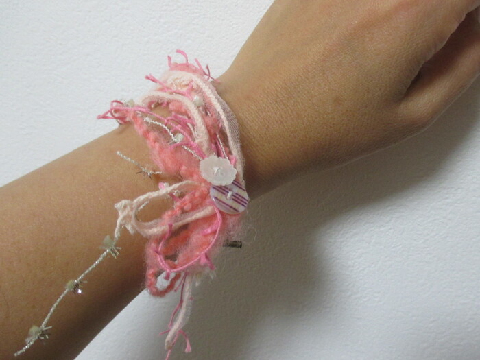 毛糸でおしゃれハンドメイド♪ふわふわブレスレッド 2