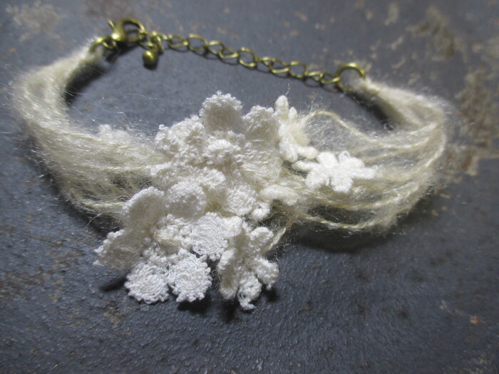 毛糸で可愛いハンドメイド ♪ 綿菓子みたいなふわふわブレスレッド 1