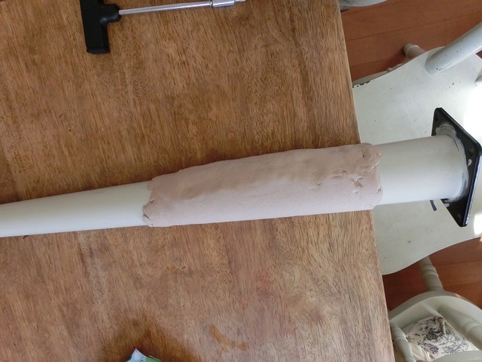 脚の装飾。木粉粘土を使って・・・