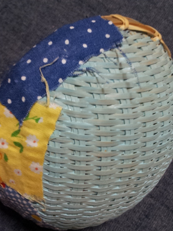 カゴをペイントしてハギレをペタリ