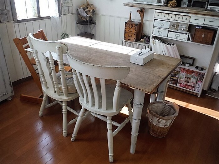 100均粘土とやすりと気合いで(笑)ダサいダイニングテーブルをアンティーク風に♪