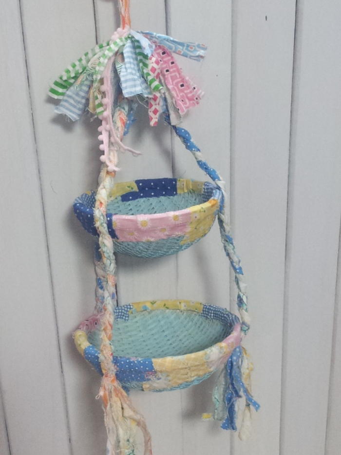 3本の三ツ編みテープで2つのカゴを繋ぎます