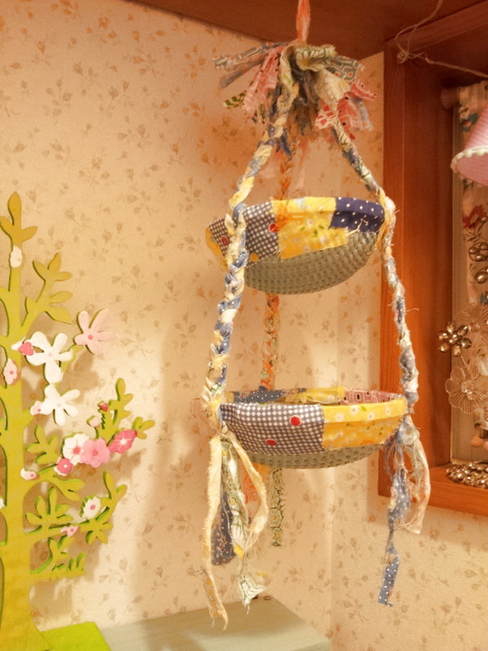 カゴとハギレで、2段吊り下げカゴをハンドメイド