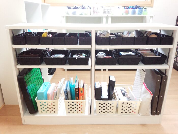 玩具、文房具の棚。