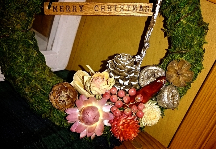 手順⑧ドライや松ぼっくりなどをグルーガンで留める。