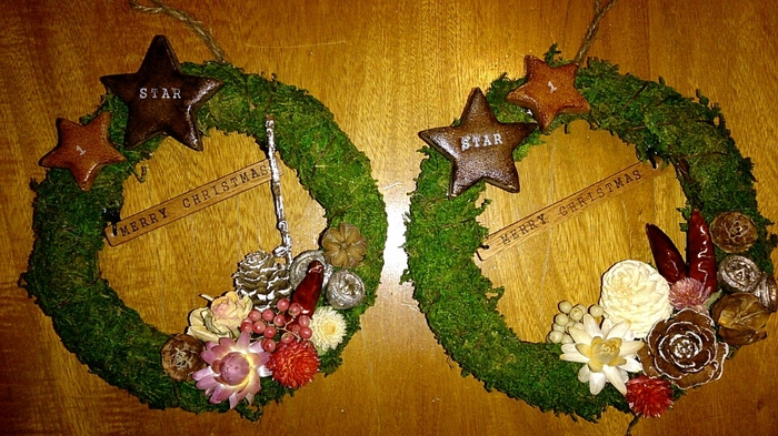 手順⑦貼ったグリーンモスの上からワイヤーを巻く。