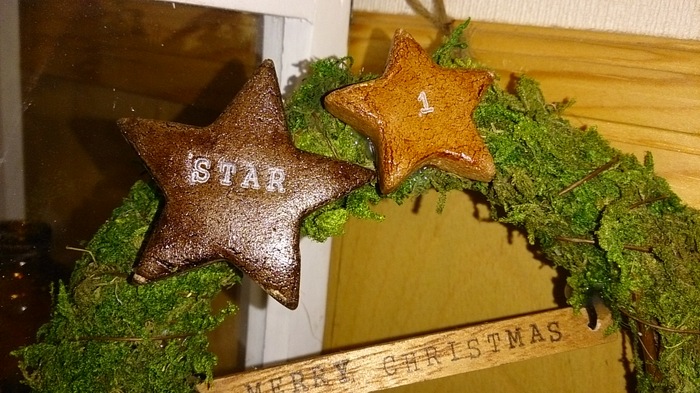 手順⑥リース台にグリーンモスをグルーガンで貼る。