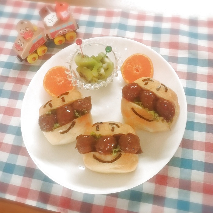 我が家の定番!アンパンマンの☆簡単デコロールパン☆